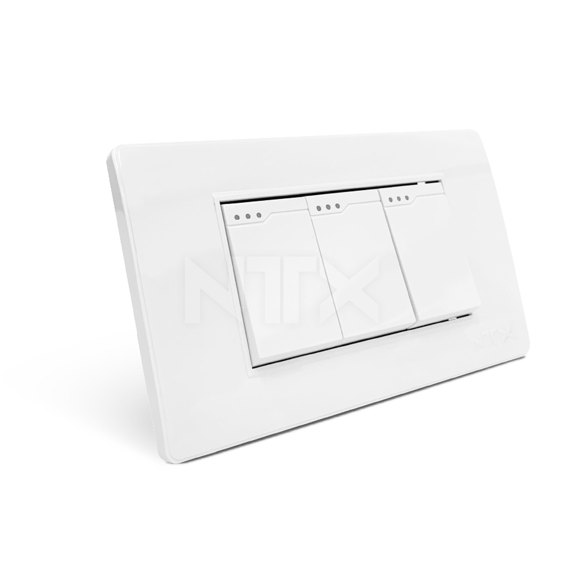 Interruptor Triple Conmutable – Diseño práctico para control de luz desde diferentes puntos Interruptor Triple Conmutable – Control versátil de iluminación para múltiples áreas