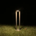 Poste solar LED 10W para iluminación exterior eficiente y sostenible en jardines y caminos