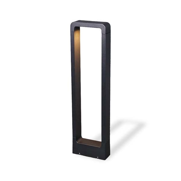 Poste LED para exteriores de forma rectangular vertical con estructura negra mate. Ideal para iluminar jardines y caminos, este modelo emite luz cálida y difusa. Su diseño elegante y moderno proporciona un toque estético mientras mejora la visibilidad en áreas exteriores. Fabricada con materiales resistentes a la intemperie, es perfecta para resistir condiciones climáticas adversas.