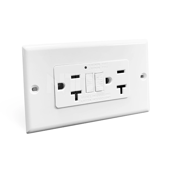 Tomacorriente GFCI blanco Novatronix de 20A con tornillos, protección contra fallas a tierra, ideal para áreas húmedas.