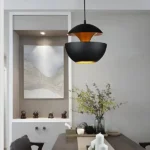 Luminaria colgante moderna con diseño en capas redonda, ideal para iluminación decorativa en interiores, con acabado en negro mate y detalles dorados en su interior ecolite sas