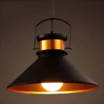 Luminaria colgante de estilo retro en color negro con detalles dorados, ideal para decoración en interiores modernos y elegantes Ecolite sas