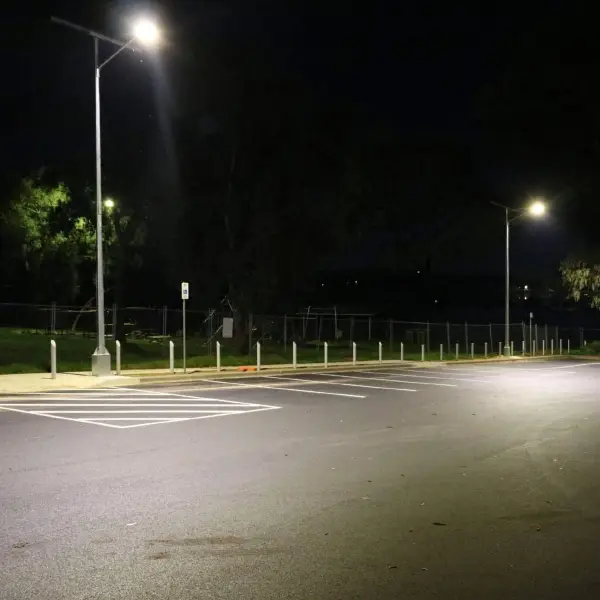 Luminaria LED PRO con panel solar, ideal para alumbrado público y de exteriores Ecolite sas